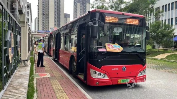 申龙纯电动公交车